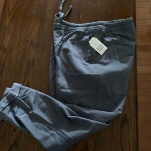 Women’s capris size medium 8/10